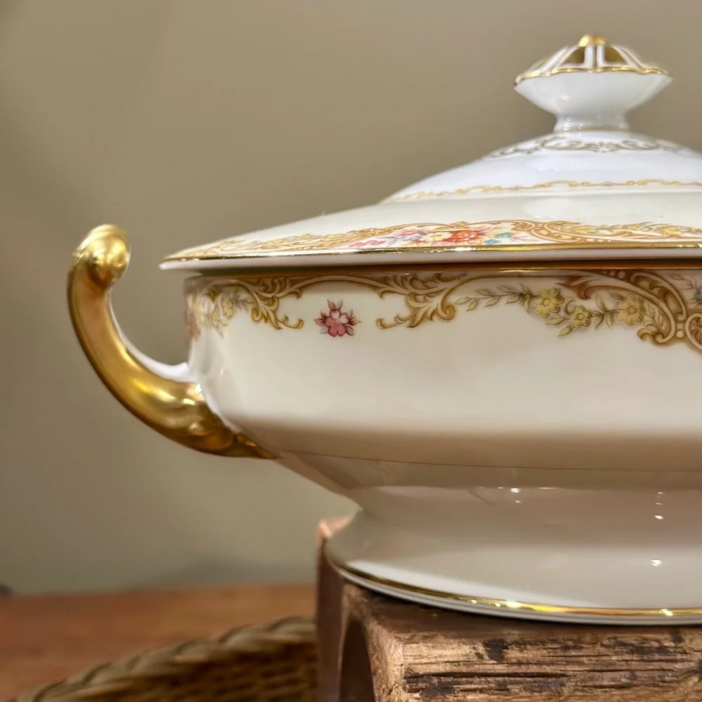 Noritake Trojan Fine Porcelain Vegetable Bowl With Finial Topped Dome Lid